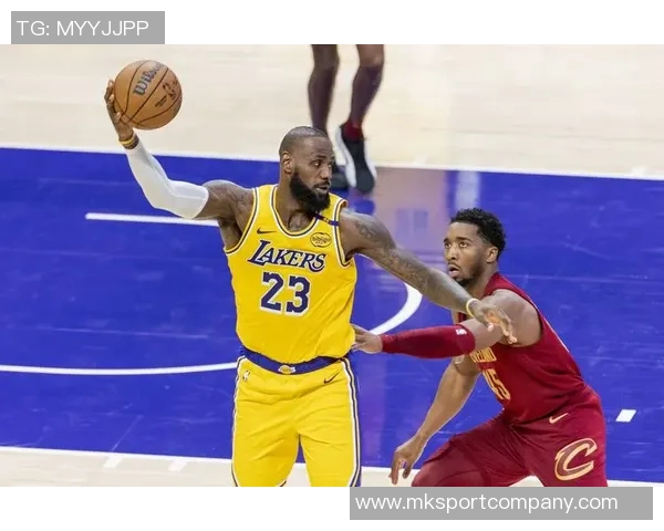 米切尔全场表现亮眼22投11中三分命中率高达36砍下32分9篮板5助攻正负值13